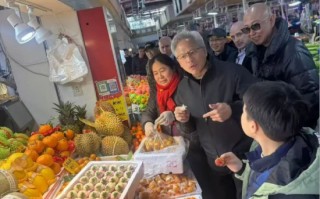 黄仁勋2026首度来华：逛上海菜市场还发红包 晚上参加年会